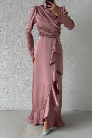 فستان سهرة من الساتان للحجاب مع تفاصيل خرز على الخصر، لون وردي مترب
