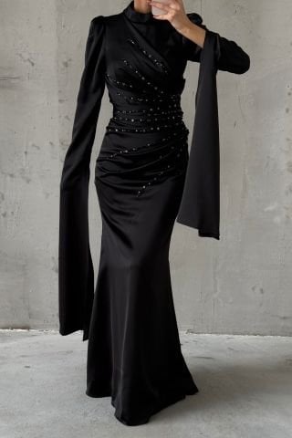 Eşsiz Kol Tasarımıyla Saten Tesettür Abiye Siyah