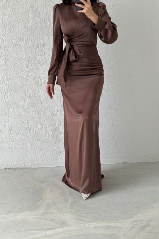 فستان سهرة من الساتان للحجاب باللون البني مع تفاصيل التجمع والعقدة