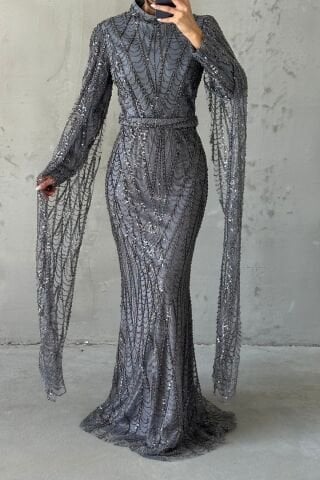 فستان سهرة رمادي بأكمام طويلة مطرز براق