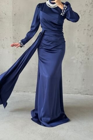 Kol Ucu ve Boynu İnci Detaylı Kuyruklu Saten Tesettür Abiye Lacivert