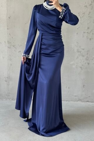Kol Ucu ve Boynu İnci Detaylı Kuyruklu Saten Tesettür Abiye Lacivert