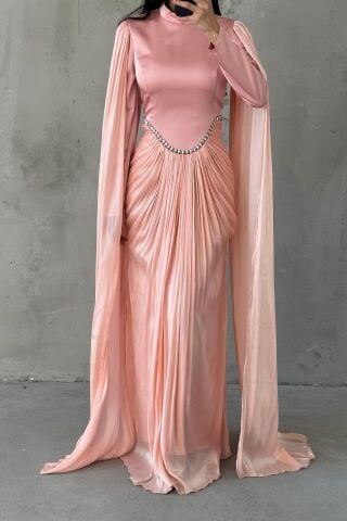 فستان سهرة حجابي بأكمام لامعة بلون وردي فاتح