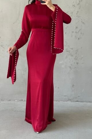 Kolu Yırtmaçlı ve Kolları İnci Detaylı Saten Tesettür Abiye Bordo