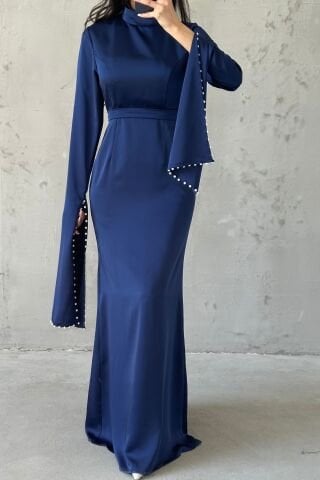 Kolu Yırtmaçlı ve Kolları İnci Detaylı Saten Tesettür Abiye Lacivert