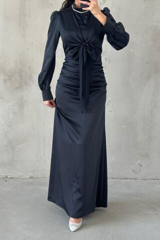 فستان سهرة ساتان أسود بتفاصيل مثالية