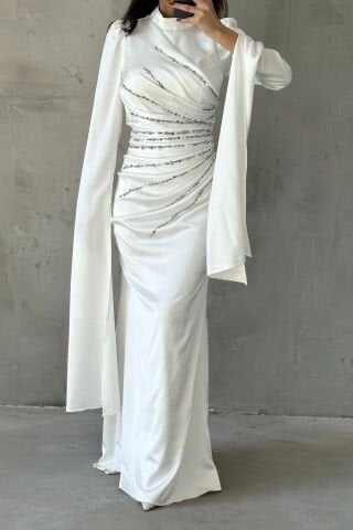 Eşsiz Kol Tasarımıyla Saten Tesettür Abiye Beyaz