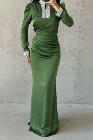 Mücevherli Şıklık: Kollu ve Yakası Taşlı Saten Tesettür Abiye Haki