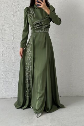 فستان سهرة حجاب كاكي مع كيب فريد من نوعه بتفاصيل حجرية