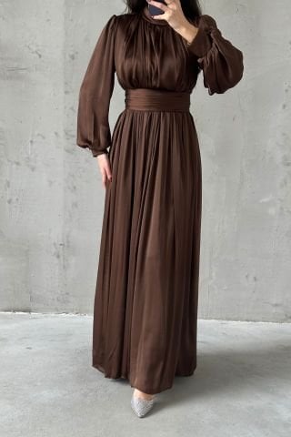 فستان سهرة أنيق بحجاب من الأورجانزا بطيات رفيعة، بني فاتح