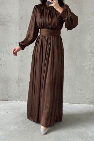 فستان سهرة أنيق بحجاب من الأورجانزا بطيات رفيعة، بني فاتح