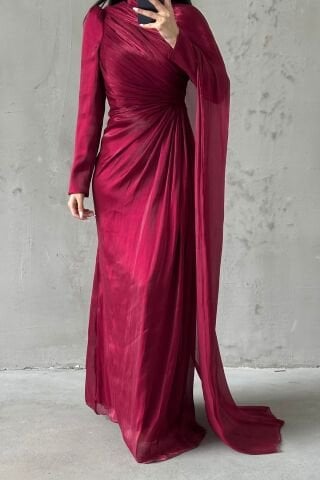 فستان سهرة حجاب من جانجان مع تفاصيل كيب على الكتف، لون عنابي