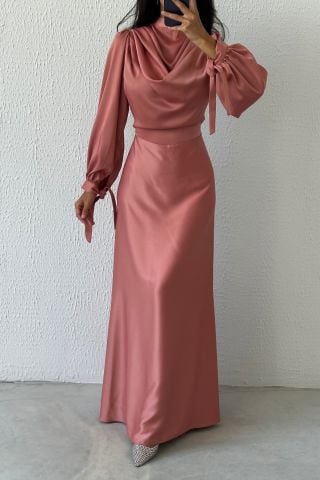 Dökümlü Akıcı Saten Kumaş Tesettür Abiye Pudra
