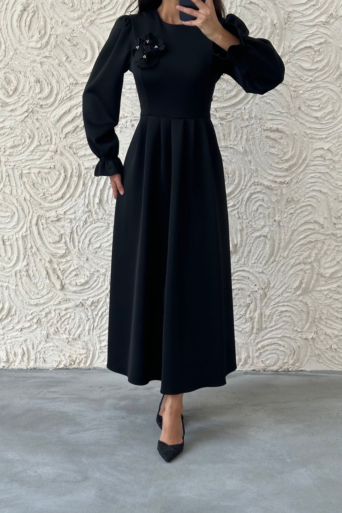 Zarif Broş Dalgıç Kumaş Tesettür Elbise Siyah