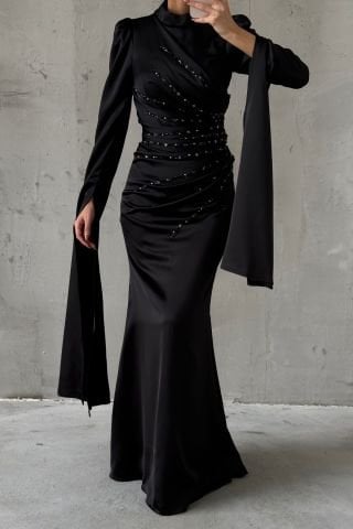 Eşsiz Kol Tasarımıyla Saten Tesettür Abiye Siyah