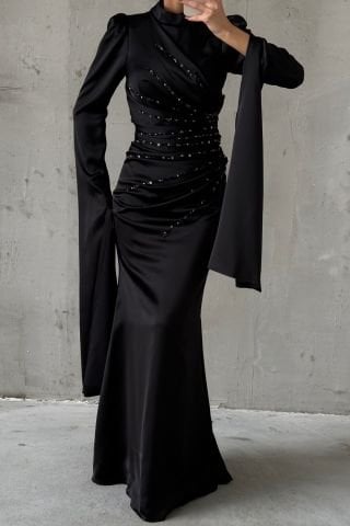 Eşsiz Kol Tasarımıyla Saten Tesettür Abiye Siyah