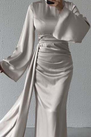 فستان سهرة من الساتان للحجاب مع تفاصيل حجر الذيل