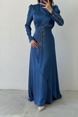 فستان سهرة من الساتان مزين بأحجار مكشكشة ساحرة باللون النيلي