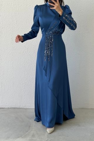 فستان سهرة من الساتان مزين بأحجار مكشكشة ساحرة باللون النيلي