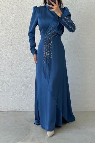فستان سهرة من الساتان مزين بأحجار مكشكشة ساحرة باللون النيلي