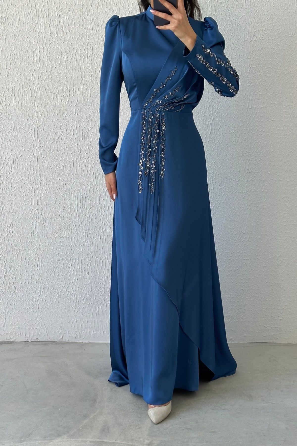 فستان سهرة من الساتان مزين بأحجار مكشكشة ساحرة باللون النيلي