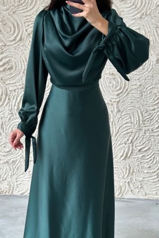 فستان سهرة من قماش الساتان المتدفق المتدفق باللون الأخضر الزمردي