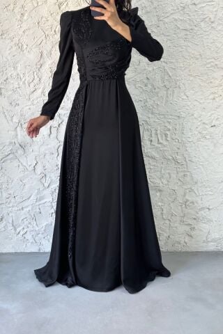 فستان سهرة من الساتان للحجاب مع تفاصيل كيب وحجر، أسود