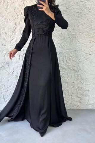 فستان سهرة من الساتان للحجاب مع تفاصيل كيب وحجر، أسود