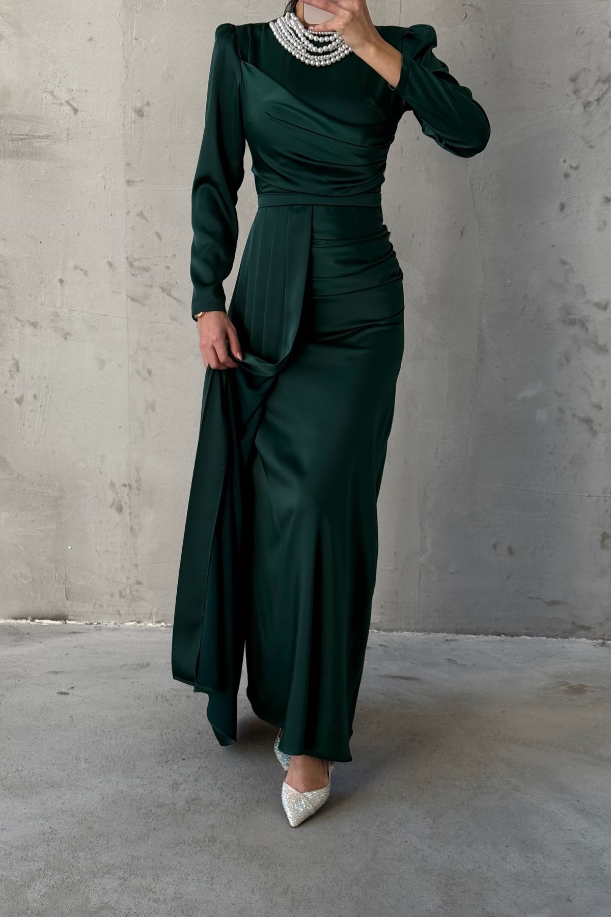 فستان سهرة من الساتان مع ذيل مزين باللؤلؤ باللون الأخضر