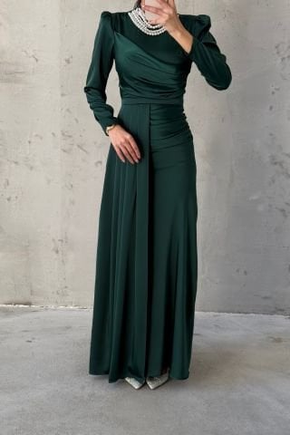 فستان سهرة من الساتان مع ذيل مزين باللؤلؤ باللون الأخضر