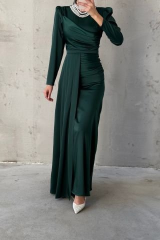 فستان سهرة من الساتان مع ذيل مزين باللؤلؤ باللون الأخضر