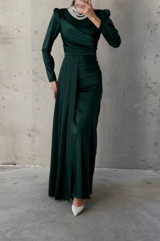 فستان سهرة من الساتان مع ذيل مزين باللؤلؤ باللون الأخضر