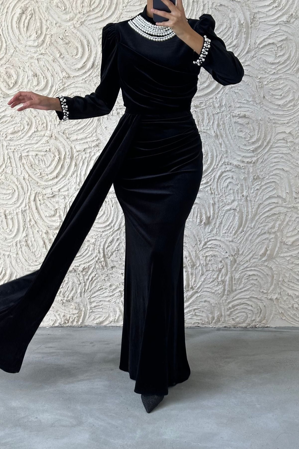 İncilerle Süslenmiş Şık Kadife Tesettür Abiye Siyah