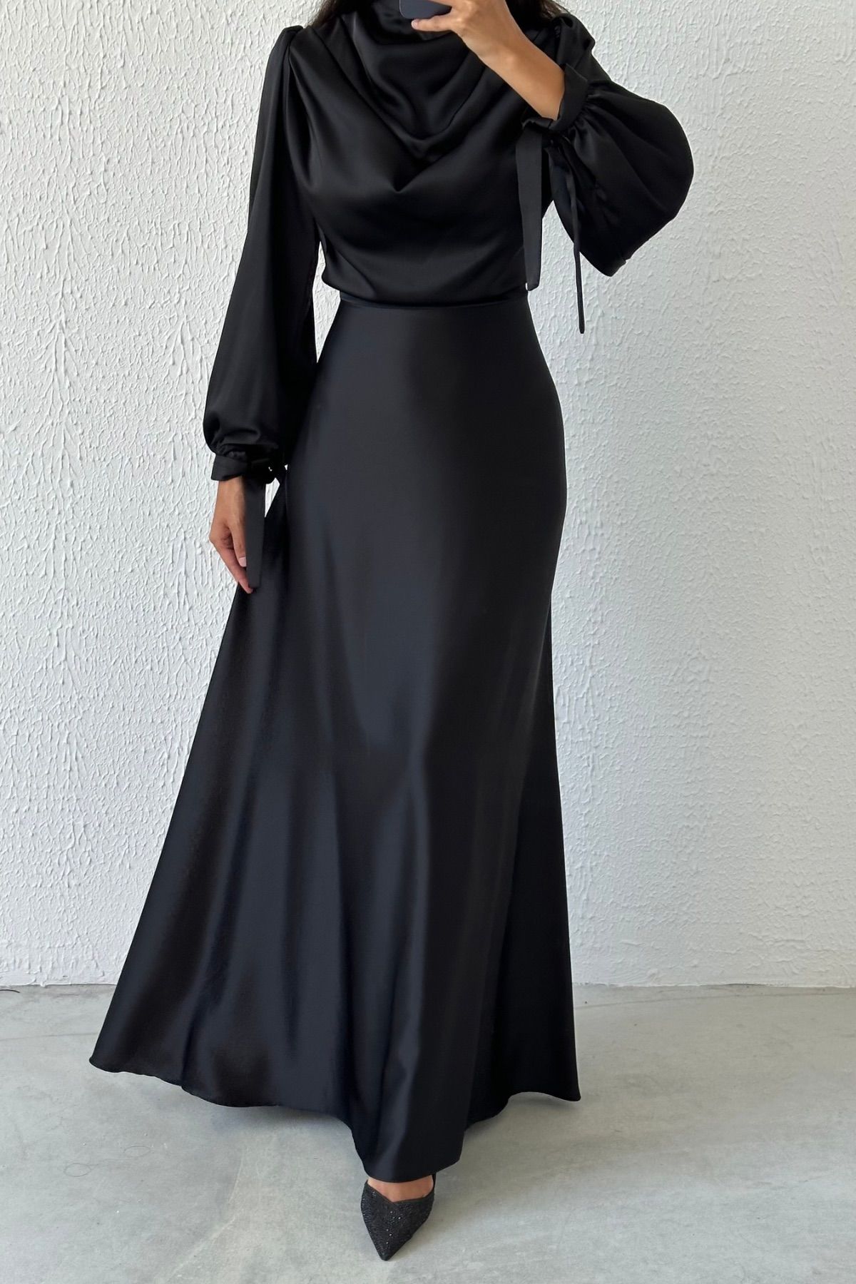Dökümlü Akıcı Saten Kumaş Tesettür Abiye Siyah