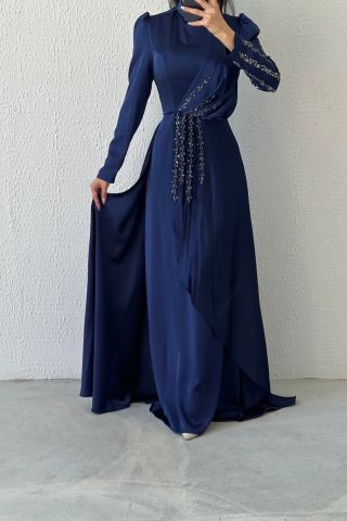 فستان سهرة من الساتان مزين بأحجار مكشكشة ساحرة باللون الأزرق الداكن