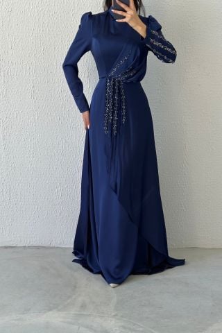 فستان سهرة من الساتان مزين بأحجار مكشكشة ساحرة باللون الأزرق الداكن