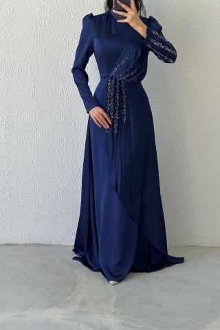 فستان سهرة من الساتان مزين بأحجار مكشكشة ساحرة باللون الأزرق الداكن