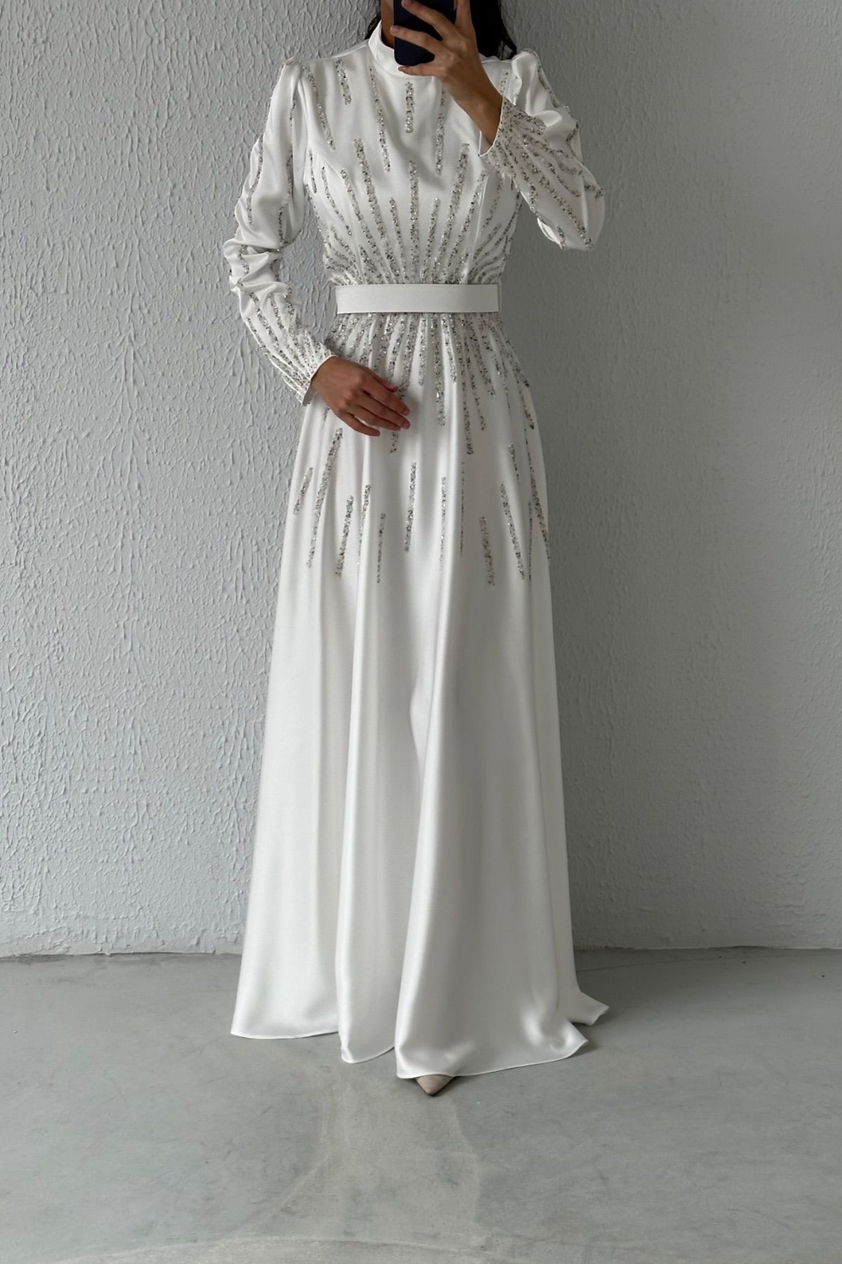 Eşşiz Taş Detaylı Kemerli Saten Tesettür Abiye Ekru