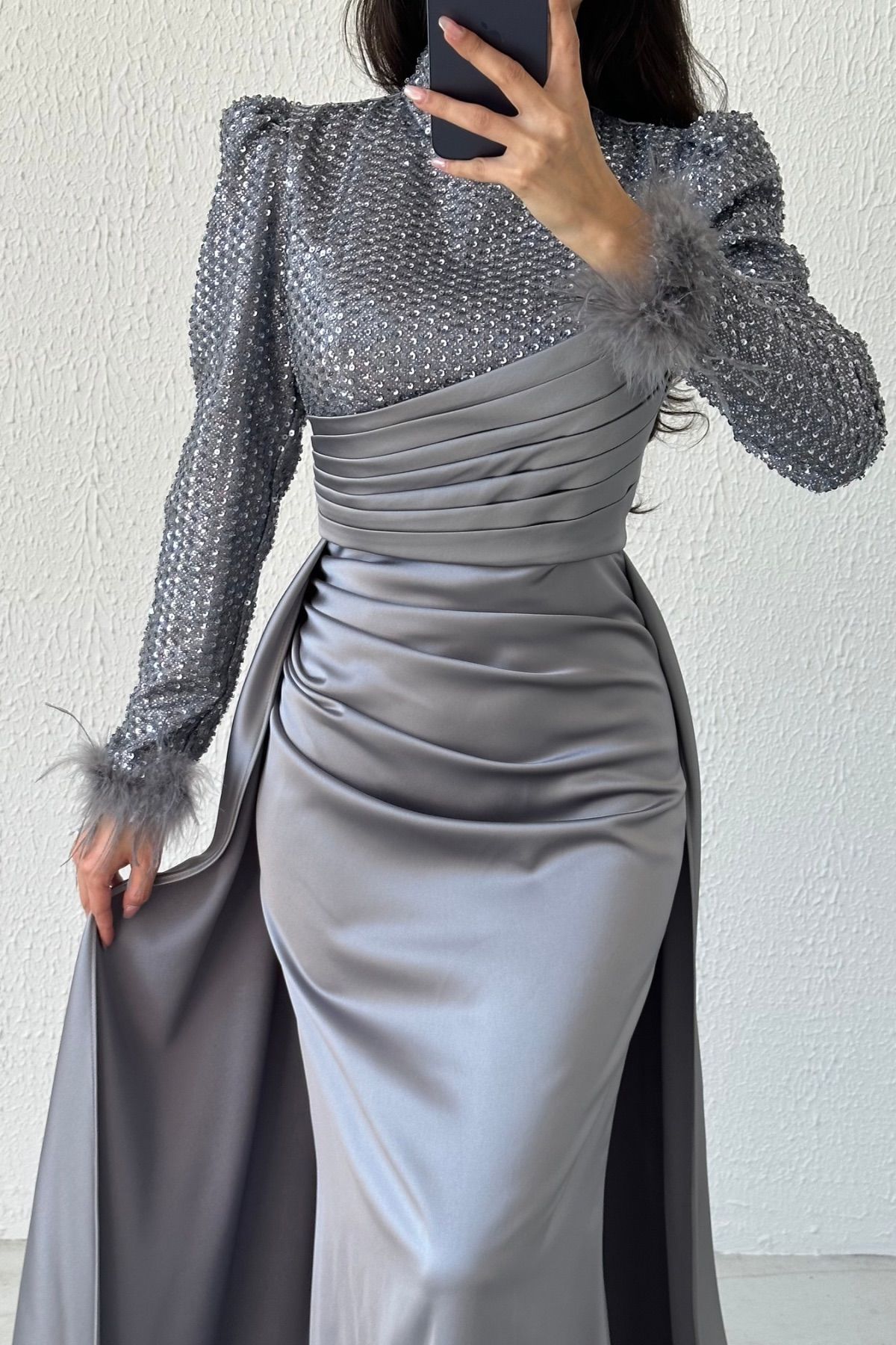 Pullu Işıltı: Kolu Tüylü Saten Tesettür Abiye Gri