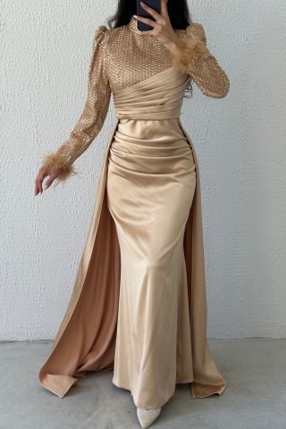 بريق الترتر: فستان سهرة ستان محجبات بأكمام ريش نحاسي