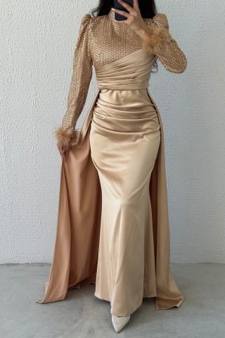 بريق الترتر: فستان سهرة ستان محجبات بأكمام ريش نحاسي