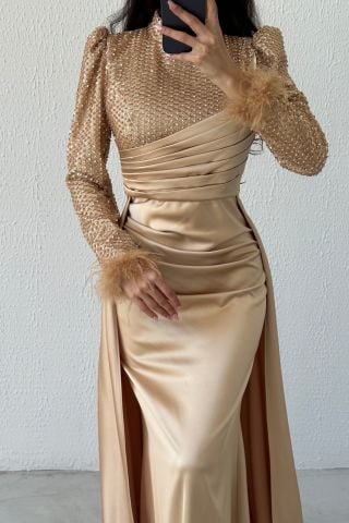 Pullu Işıltı: Kolu Tüylü Saten Tesettür Abiye Bakır