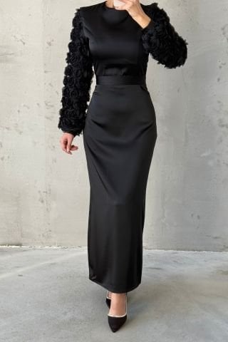 Kolları Gül Detaylı Kemerli Saten Tesettür Abiye Siyah