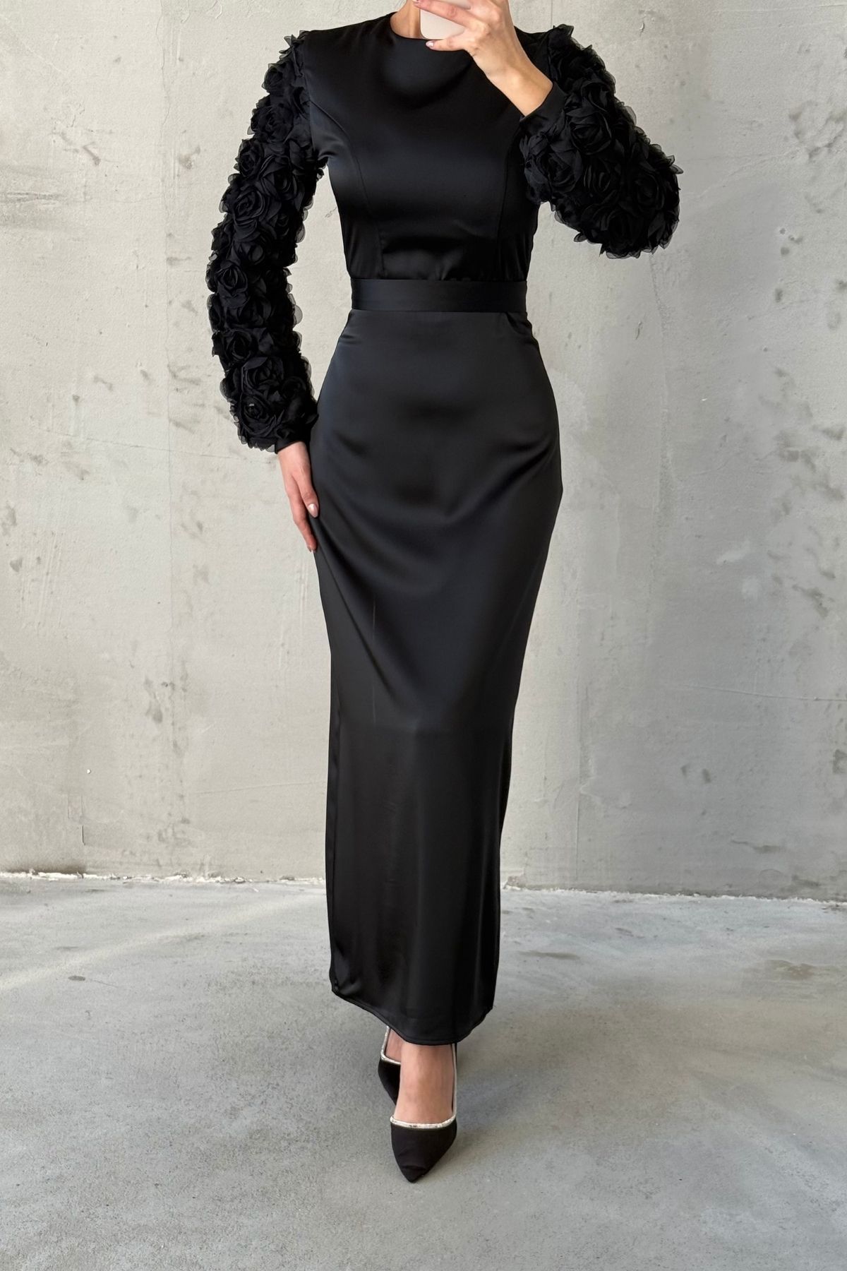 Kolları Gül Detaylı Kemerli Saten Tesettür Abiye Siyah