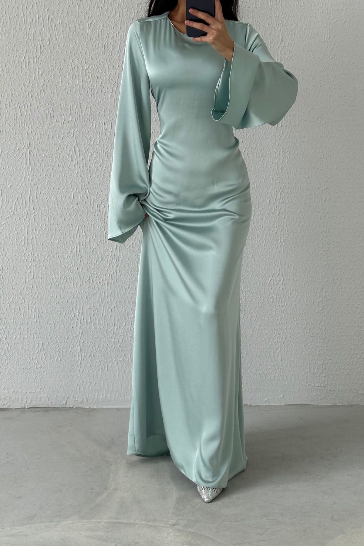 Arkadan Bağlama Detaylı Basic Saten Tesettür Abiye Mint Yeşili