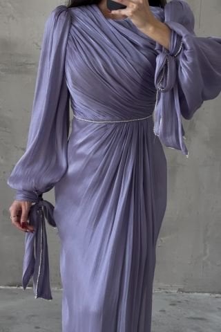 İncilerle Süslenmiş Zarif Tesettür Abiye Lila