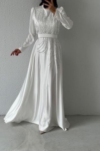 فستان سهرة من الساتان والحجاب بتفاصيل حجرية مبهرة