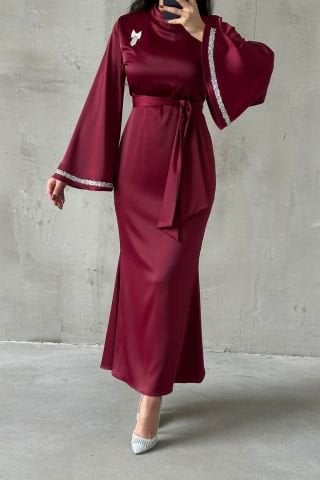 فستان سهرة ساتان بتصميم فريد مع تفاصيل أكمام باللون العنابي