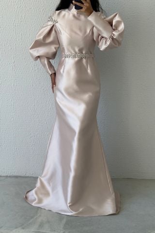 Balon Kol Şıklığında İnce Taş Detaylı Akıcı Saten Abiye Bej