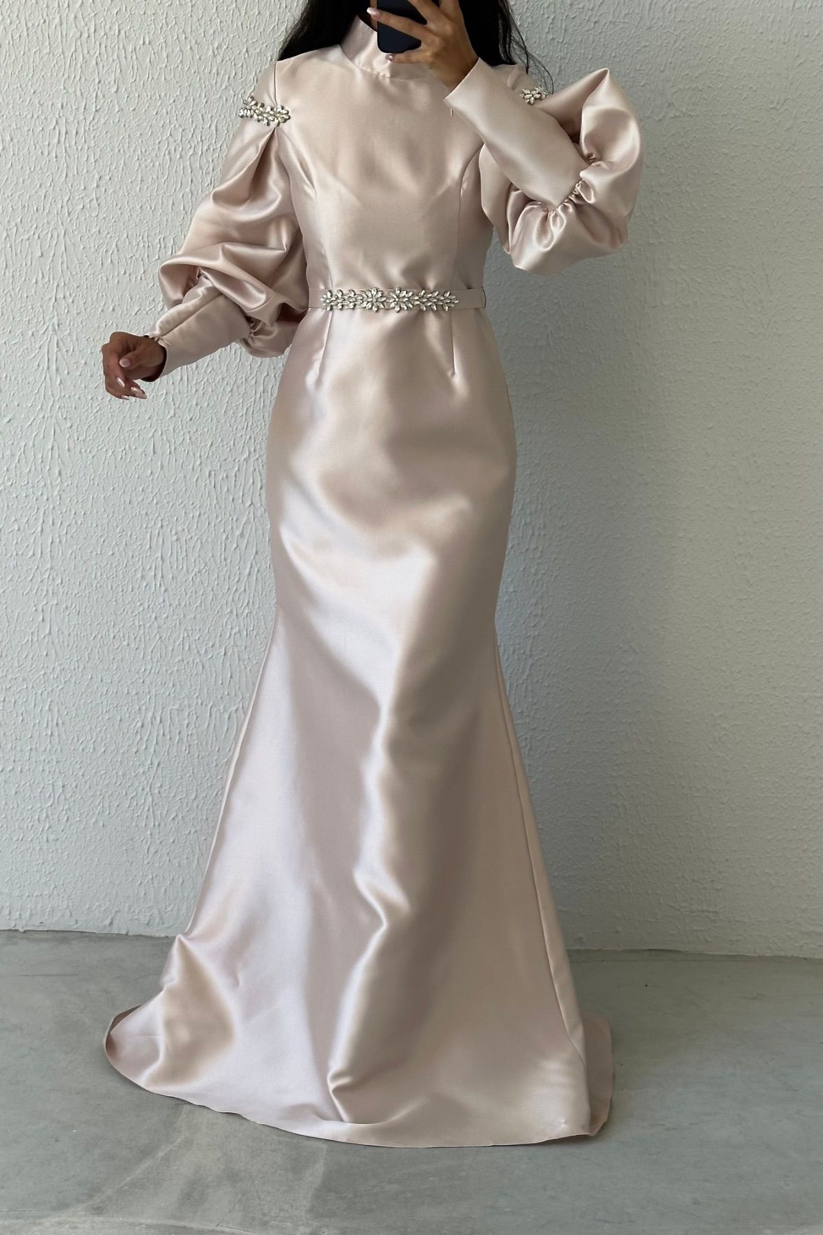 Balon Kol Şıklığında İnce Taş Detaylı Akıcı Saten Abiye Bej